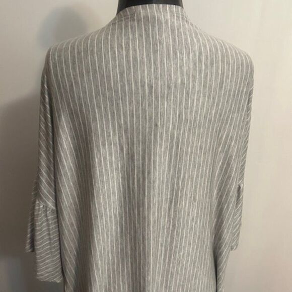 Coin 1804 Gray/White stripe ruffle sleeve Kimono, size 1X - Picture 4 of 6